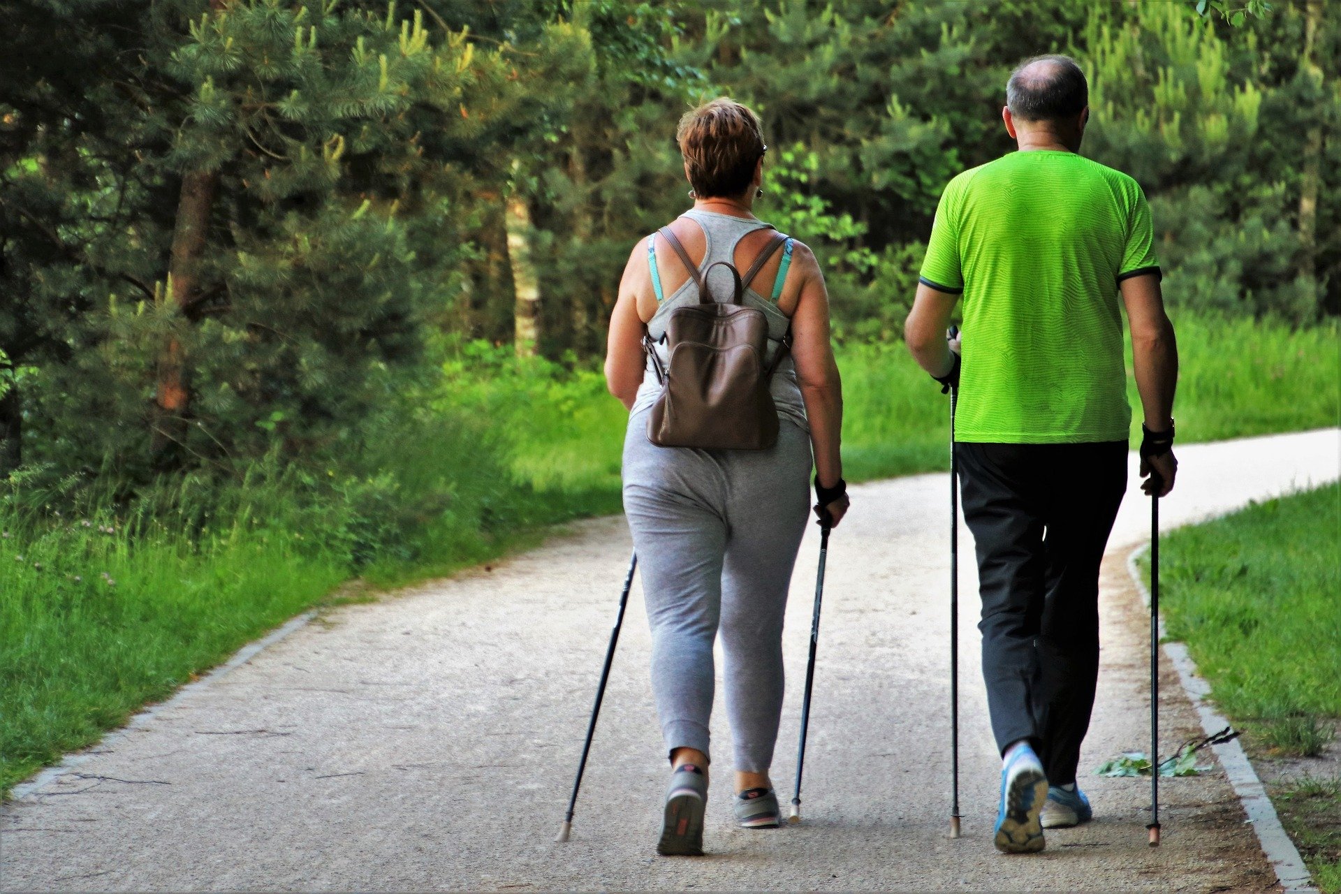 Nordic Walking ist ein guter Einstieg in den Laufsport, auch für Senioren.